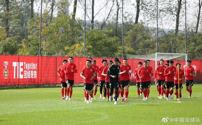 日前，陈坤首次以电影《侍神令》;晴明一角扮演者的身份空降上海漫展活动，以一身黑白拼色装亮相，呼应;阴阳师主题，并还原影片里晴明;摇扇的姿势